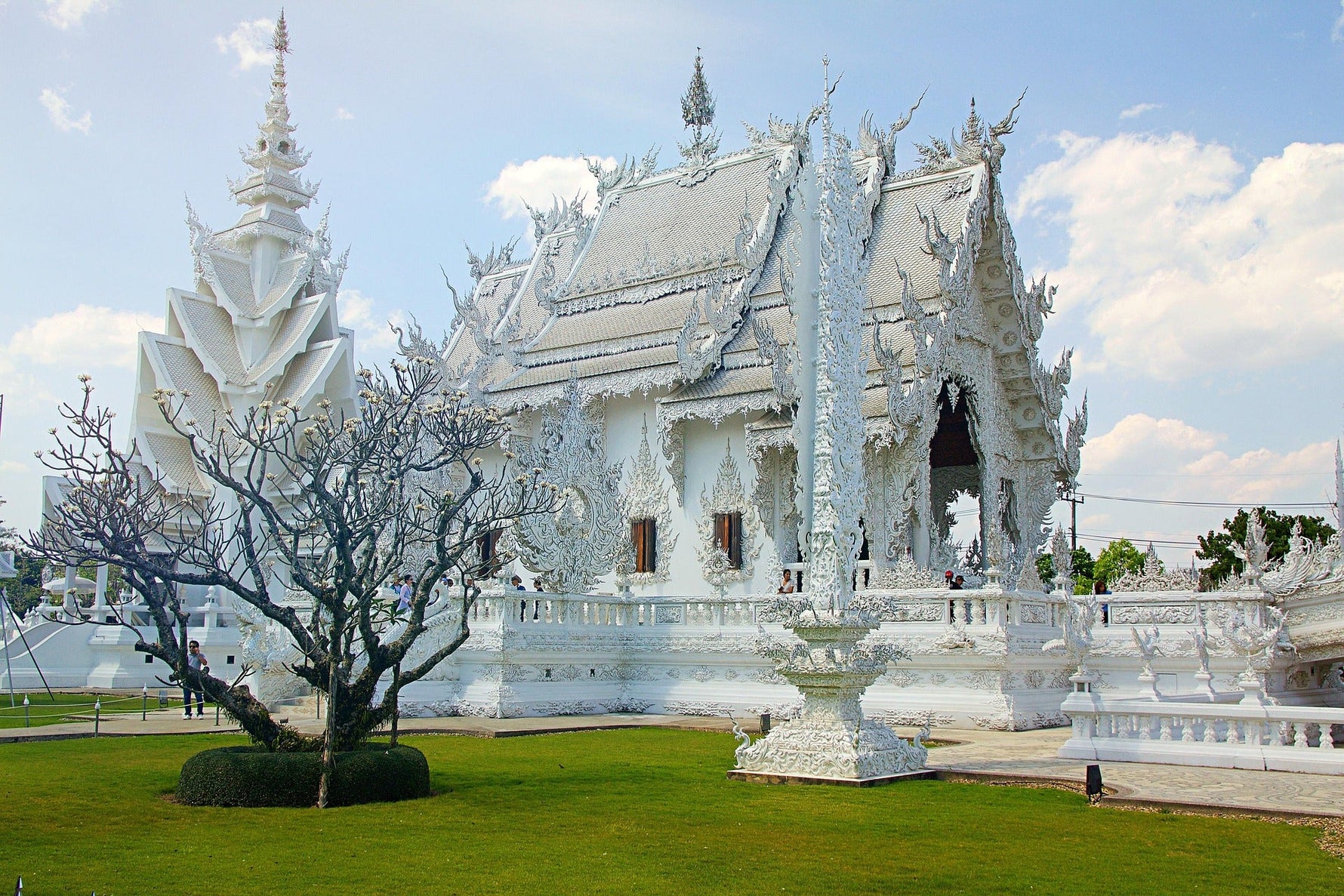 How Many Temples Are There in Thailand